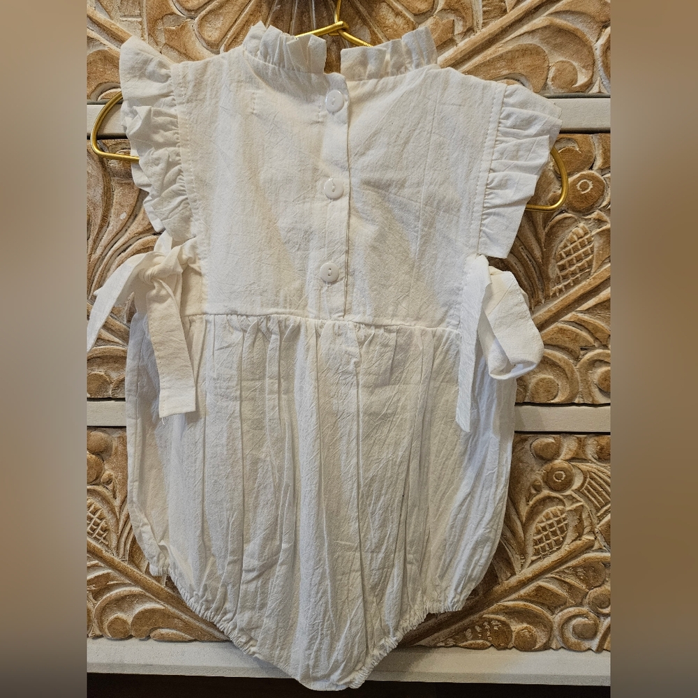 White Boutique Bubble Romper with Knee High Socks NWOT 12-18 Months - Picture 2 of 4